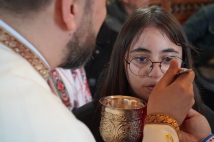 Tineri şi vârstnici în zi de sărbătoare la Parohia „Sf. Spiridon“ din Galaţi – fotografia 18