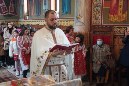 Tineri şi vârstnici în zi de sărbătoare la Parohia „Sf. Spiridon“ din Galaţi – fotografia 19