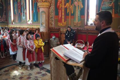 Tineri şi vârstnici în zi de sărbătoare la Parohia „Sf. Spiridon“ din Galaţi – fotografia 21