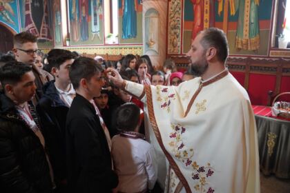 Tineri şi vârstnici în zi de sărbătoare la Parohia „Sf. Spiridon“ din Galaţi – fotografia 22