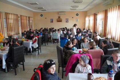 Tineri şi vârstnici în zi de sărbătoare la Parohia „Sf. Spiridon“ din Galaţi – fotografia 23