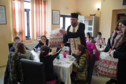 Tineri şi vârstnici în zi de sărbătoare la Parohia „Sf. Spiridon“ din Galaţi – fotografia 26