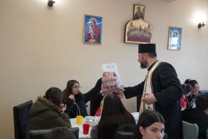 Tineri şi vârstnici în zi de sărbătoare la Parohia „Sf. Spiridon“ din Galaţi – fotografia 31