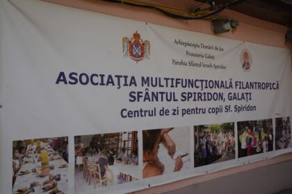 Tineri şi vârstnici în zi de sărbătoare la Parohia „Sf. Spiridon“ din Galaţi – fotografia 32