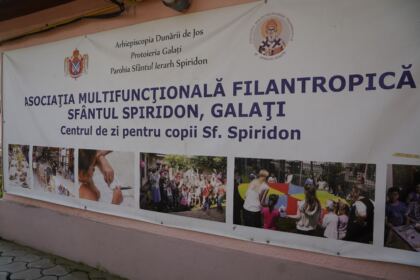 Tineri şi vârstnici în zi de sărbătoare la Parohia „Sf. Spiridon“ din Galaţi – fotografia 35