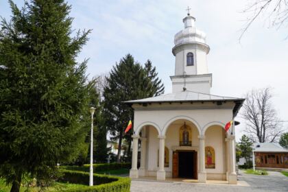 Tineri şi vârstnici în zi de sărbătoare la Parohia „Sf. Spiridon“ din Galaţi – fotografia 36