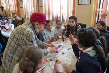 Tineri şi vârstnici în zi de sărbătoare la Parohia „Sf. Spiridon“ din Galaţi – fotografia 44