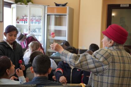 Tineri şi vârstnici în zi de sărbătoare la Parohia „Sf. Spiridon“ din Galaţi – fotografia 52