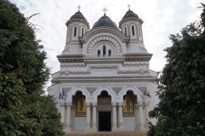 Liturghie şi filantropie la Catedrala Arhiepiscopală din Galaţi – fotografia 2