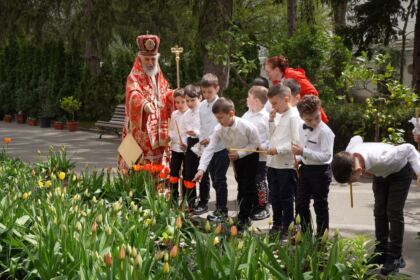Liturghie şi filantropie la Catedrala Arhiepiscopală din Galaţi – fotografia 55