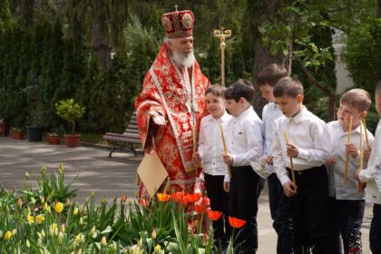 Liturghie şi filantropie la Catedrala Arhiepiscopală din Galaţi – fotografia 56