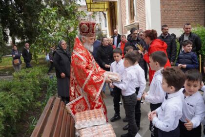 Liturghie şi filantropie la Catedrala Arhiepiscopală din Galaţi – fotografia 57