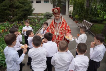 Liturghie şi filantropie la Catedrala Arhiepiscopală din Galaţi – fotografia 58