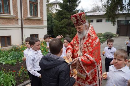 Liturghie şi filantropie la Catedrala Arhiepiscopală din Galaţi – fotografia 59