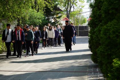 40 de elevi seminarişti au vizitat Centrul Eparhial din Galaţi – fotografia 6