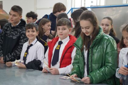 40 de elevi seminarişti au vizitat Centrul Eparhial din Galaţi – fotografia 11