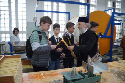 40 de elevi seminarişti au vizitat Centrul Eparhial din Galaţi – fotografia 15