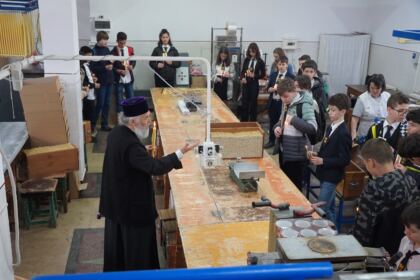 40 de elevi seminarişti au vizitat Centrul Eparhial din Galaţi – fotografia 21