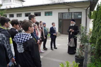 40 de elevi seminarişti au vizitat Centrul Eparhial din Galaţi – fotografia 37