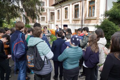 40 de elevi seminarişti au vizitat Centrul Eparhial din Galaţi – fotografia 38