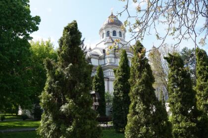 Grupuri de elevi şi studenţi au vizitat Centrul Eparhial – fotografia 2