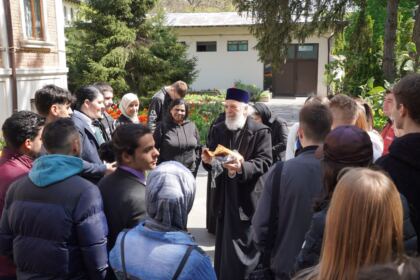 Grupuri de elevi şi studenţi au vizitat Centrul Eparhial – fotografia 13