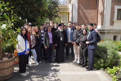 Grupuri de elevi şi studenţi au vizitat Centrul Eparhial – fotografia 18