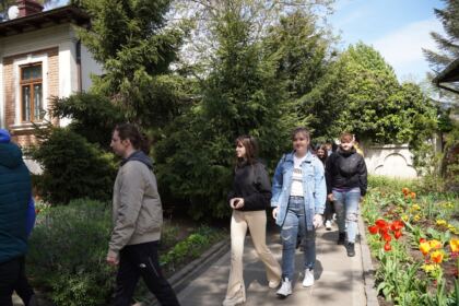 Grupuri de elevi şi studenţi au vizitat Centrul Eparhial – fotografia 19