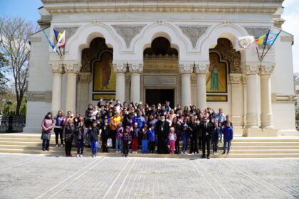 Grupuri de elevi şi studenţi au vizitat Centrul Eparhial – fotografia 27