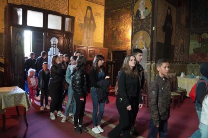 Grupuri de elevi şi studenţi au vizitat Centrul Eparhial – fotografia 28