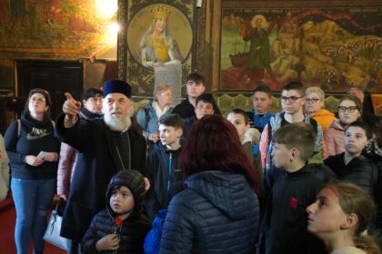 Grupuri de elevi şi studenţi au vizitat Centrul Eparhial – fotografia 31