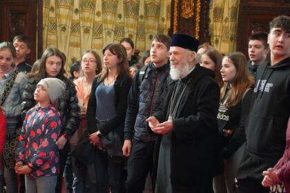 Grupuri de elevi şi studenţi au vizitat Centrul Eparhial – fotografia 38