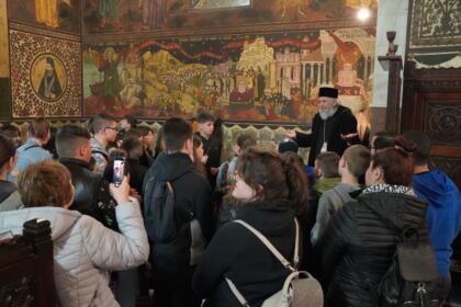 Grupuri de elevi şi studenţi au vizitat Centrul Eparhial – fotografia 40