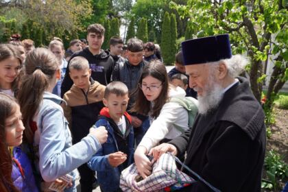 Grupuri de elevi şi studenţi au vizitat Centrul Eparhial – fotografia 42