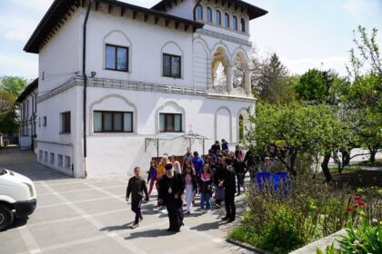 Grupuri de elevi şi studenţi au vizitat Centrul Eparhial – fotografia 44