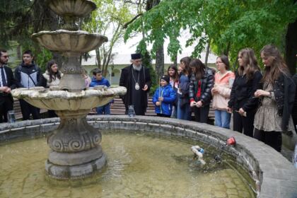 Grupuri de elevi şi studenţi au vizitat Centrul Eparhial – fotografia 54