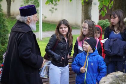 Grupuri de elevi şi studenţi au vizitat Centrul Eparhial – fotografia 56