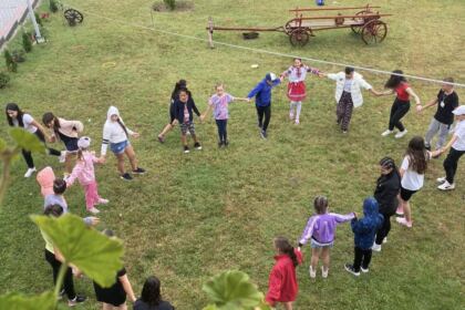 Activităţi educativ-recreative pentru 125 de copii în Parohia Brătuleşti – fotografia 45