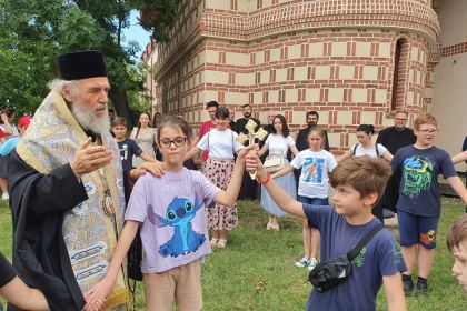 Ierarhul Dunării de Jos s-a aflat în mijlocul copiilor şi tinerilor la Aşezământul de la Lacu Sărat – fotografia 1