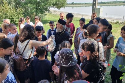 Ierarhul Dunării de Jos s-a aflat în mijlocul copiilor şi tinerilor la Aşezământul de la Lacu Sărat – fotografia 5