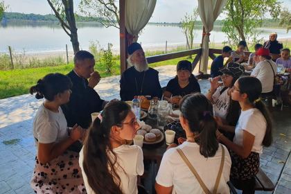 Ierarhul Dunării de Jos s-a aflat în mijlocul copiilor şi tinerilor la Aşezământul de la Lacu Sărat – fotografia 8