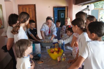 Zi de mare bucurie pentru 100 de copii la Galaţi – fotografia 20