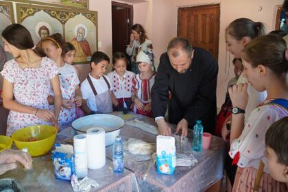 Zi de mare bucurie pentru 100 de copii la Galaţi – fotografia 40