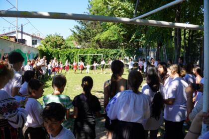 Zi de mare bucurie pentru 100 de copii la Galaţi – fotografia 43