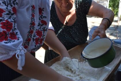 Zile de vară cu activităţi tradiţionale pentru 20 de copii din localitatea Movila Miresii – fotografia 2