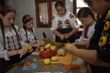 Zile de vară cu activităţi tradiţionale pentru 20 de copii din localitatea Movila Miresii – fotografia 4