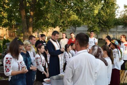 Zile de vară cu activităţi tradiţionale pentru 20 de copii din localitatea Movila Miresii – fotografia 14