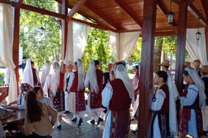 Zile de vară cu activităţi tradiţionale pentru 20 de copii din localitatea Movila Miresii – fotografia 33