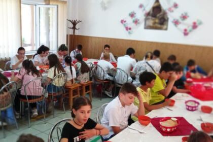 În Arhiepiscopia Dunării de Jos continuă programul de vară pentru copii – fotografia 49