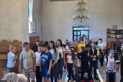 Zi de mare bucurie pentru 85 de copii din localitățile Crăiești și Corni – fotografia 2